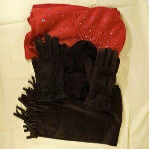 Assorted *Gloves, Mittens, Scarfs, Toboggan/Hat